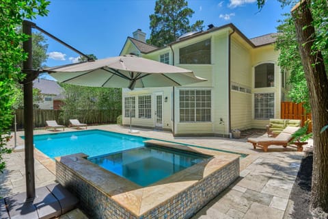 Woodlands Contemporary 4BR3Bath with heated Pool and Spa House in The Woodlands