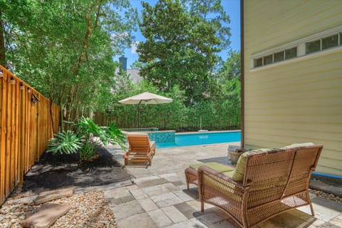 Woodlands Contemporary 4BR3Bath with heated Pool and Spa Haus in The Woodlands