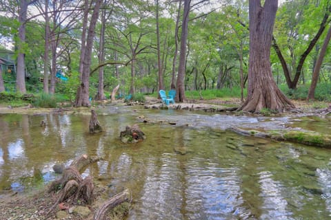 Creekside Cabins - The Nest House in Wimberley