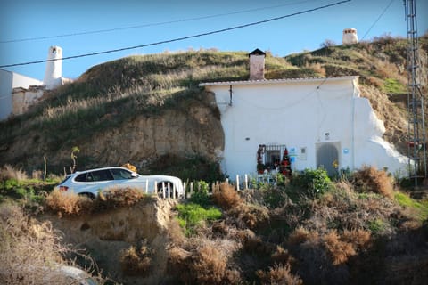 Property building, Spring, Day, Natural landscape, Landmark view, Parking