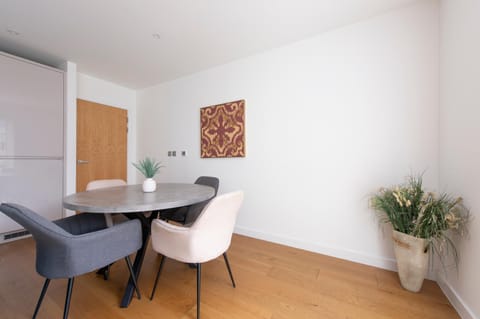 Stunning 3 bed apartment in Colindale next to rail station Condo in Edgware