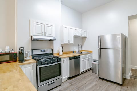 Newly Renovated Downtown Apartment in the Historic District, Quiet Street! Condo in Mobile