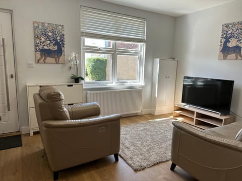 Charming 4 Bed House, 20 Minutes to Central London House in Edgware