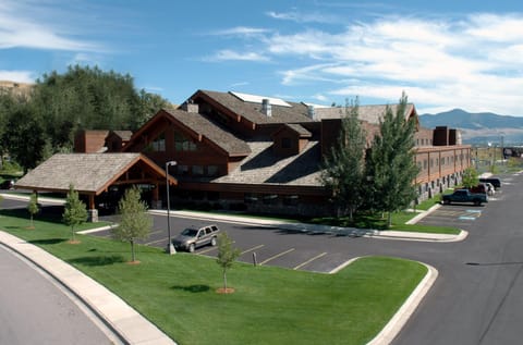 Property building, Facade/entrance, Mountain view, Street view