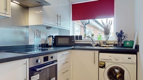 Cosy 2 bed Apartment 1st Floor Business & Leisure Parking and Wifi by Jesswood Properties Condo in Hinckley