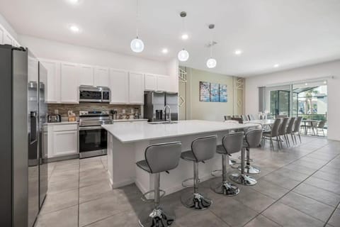 Vibrant 12-Bed 10-Suite Oasis Colorful & Spacious Maison in Kissimmee