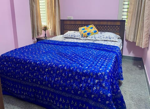 Spacious 3 Queen Bed Suite 6 km to Palace With Farm Land and Hill View Apartment in Mysuru