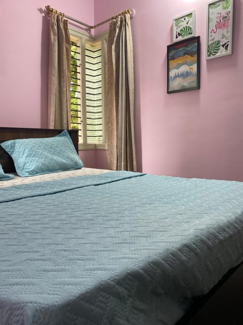 Spacious Queen Bed Suite 6km to Palace, Free Wi-Fi, Books, Toys, Smart TV Apartment in Mysuru