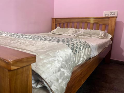 Spacious Queen Bed Suite 6km to Palace, Free Wi-Fi, Books, Toys, Smart TV Apartment in Mysuru