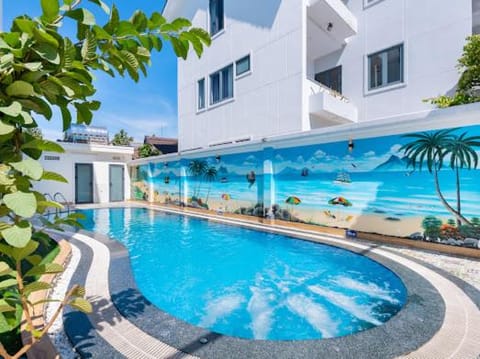 Property building, Day, Pool view, Swimming pool, Swimming pool, sunbed