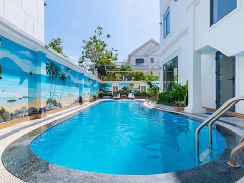 Property building, Day, Pool view, Swimming pool, Swimming pool, sunbed