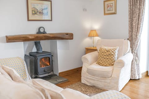 Sun Cottage with stunning lake views, Coniston House in Coniston