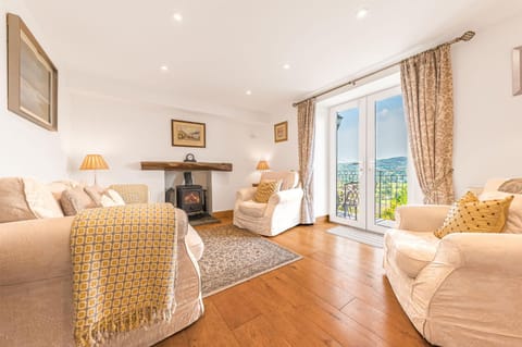 Sun Cottage with stunning lake views, Coniston House in Coniston