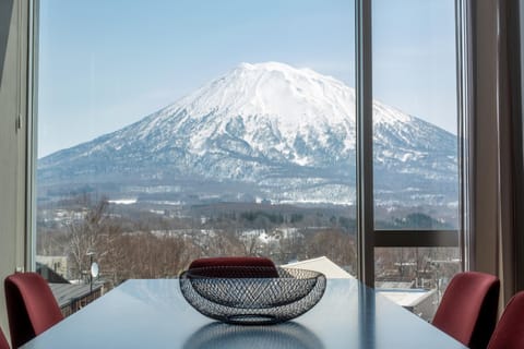 Day, Natural landscape, Decorative detail, Dining area, Mountain view