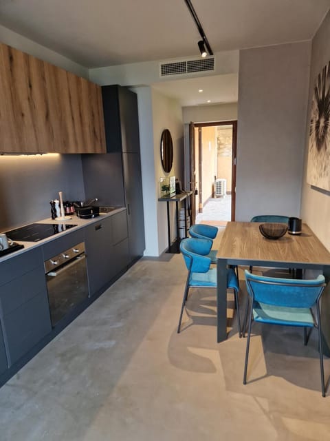 Kitchen or kitchenette, Dining area, stove