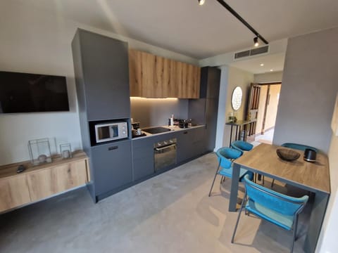 Kitchen or kitchenette, Dining area, stove