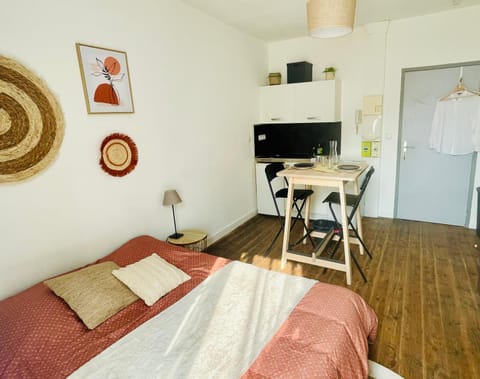 Bed, Kitchen or kitchenette, Photo of the whole room, Dining area