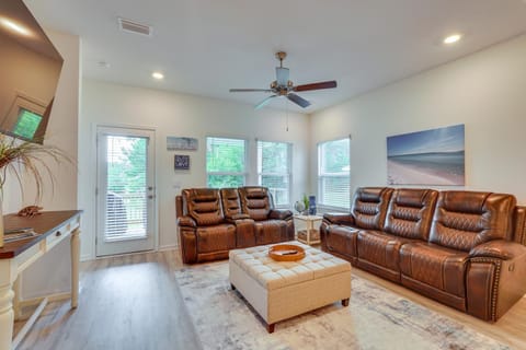 Spacious Freeport Home with Deck and 2 Living Areas! Casa in South Walton County