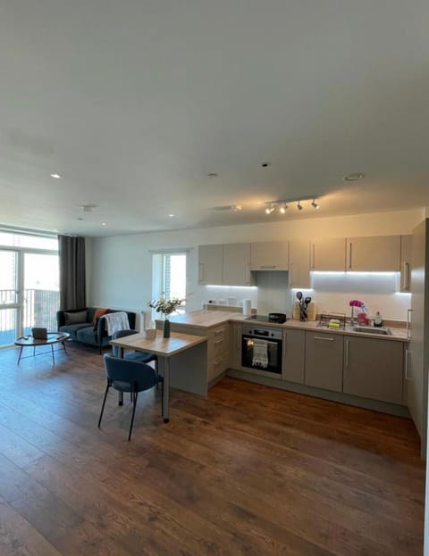 Modern New Airy 1 Bed Apartment LONDON cosy stays Condo in Barking