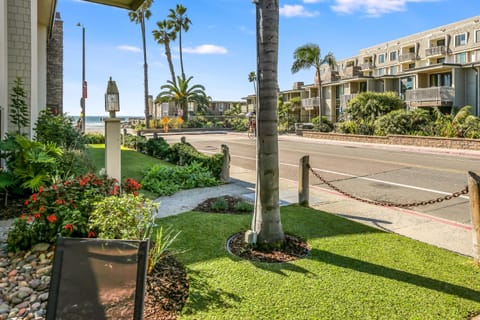 A17 Sand and Surf Retreat House in Oceanside