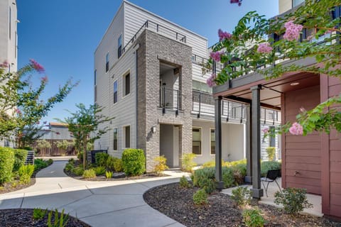 Ideally Located Sacramento Townhome with 2 Balconies House in Sacramento