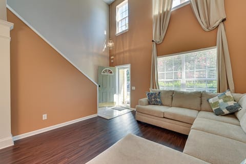 Charlotte Townhome with Deck 18 Mi to Downtown! Casa in Ballantyne