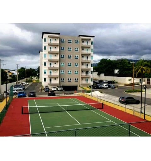 Lovely 2 BedRoom c̅ Netflix across National Stadium Kingston Apartment in Kingston