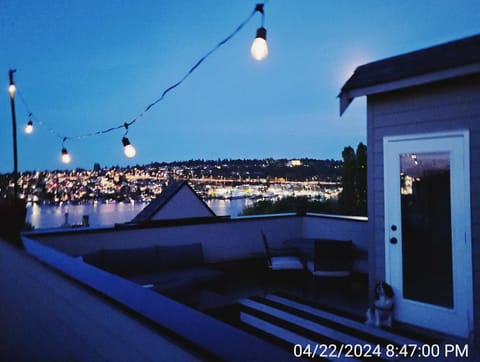 4 Story Lakeside Home In Heart of Lake Union - Queen Anne Neighborhood House in Lake Union