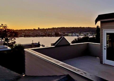 4 Story Lakeside Home In Heart of Lake Union - Queen Anne Neighborhood House in Lake Union