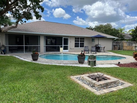 Southern Charm meets sunny FL fun! Home with pool and central to everything. Haus in Cape Coral