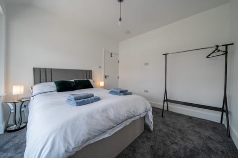 Modern 5 bed home in Ealing, free driveway parking, sleeps 8 House in London Borough of Ealing