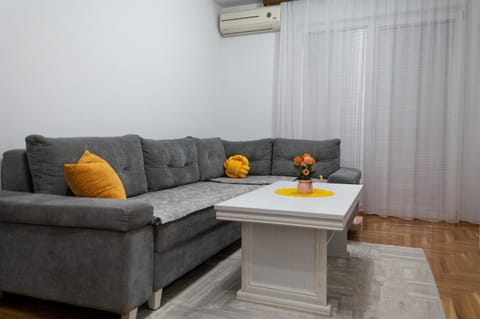 Living room, Seating area, air conditioner