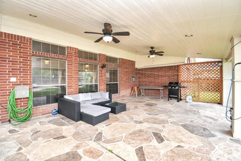 Spectacular Home with A Private Pool & BBQ Grill! Casa in Pearland