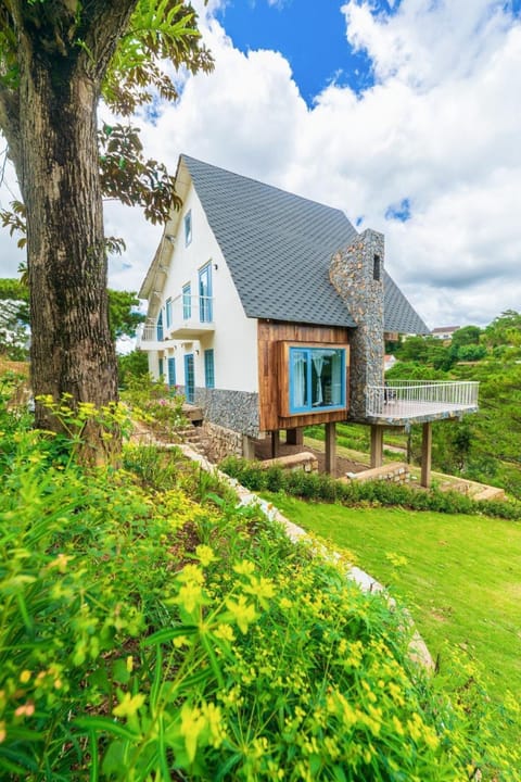 Property building, Spring, Day, Natural landscape, Garden, Garden view