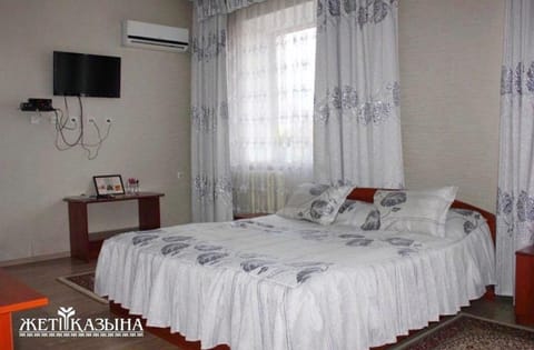 Bed, TV and multimedia, Photo of the whole room, Bedroom, air conditioner