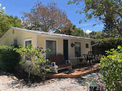 ***Bermuda-esque Island Cottage! Steps to Sand!*** House in Longboat Key