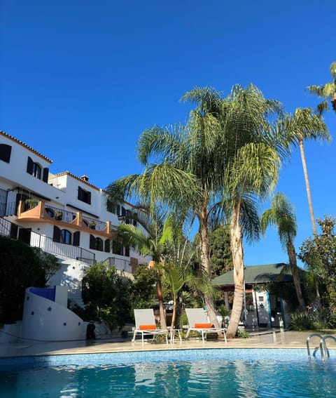 Property building, Day, Pool view, Swimming pool, sunbed