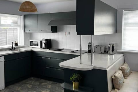 4-Bed House - Sea View Garden Parking Wifi House in Portstewart