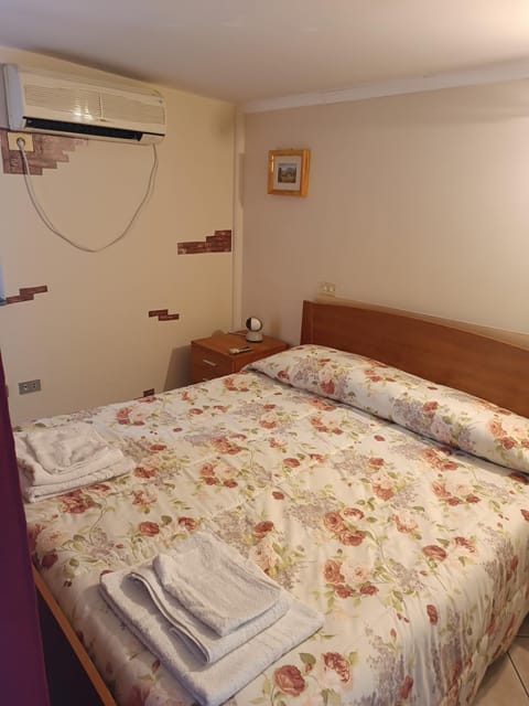 Bed, Photo of the whole room, Bedroom, air conditioner