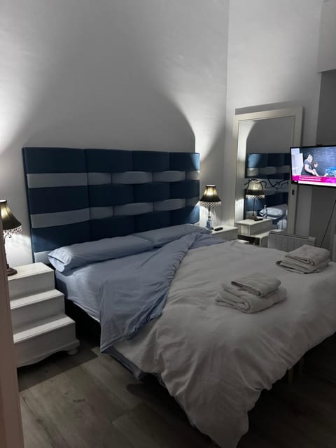 Bed, TV and multimedia, Photo of the whole room, Bedroom, towels