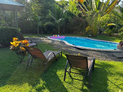 Casa Mediterránea with Pool and 2500 m2 Garden near Beach and Rain Forest Casa in Uvita