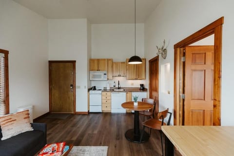 Dining area, kitchen