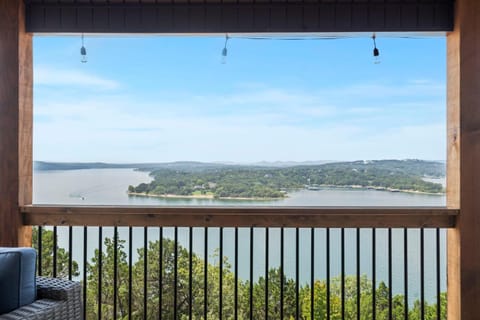 Panoramic Lake Views, Free Silver Dollar City Tickets, Stunning Decor House in Table Rock Lake