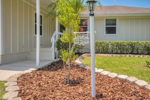 The Key House Large Pool & Backyard House in Poinciana