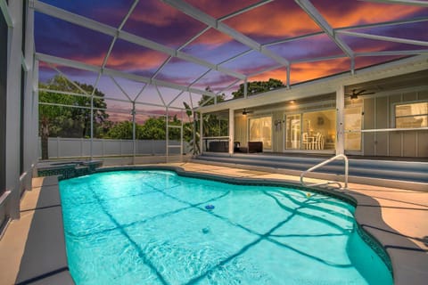 The Key House Large Pool & Backyard House in Poinciana