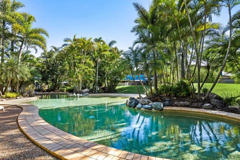 Comfy Sunshine Getaway With Pool & Tennis Court House in Buderim