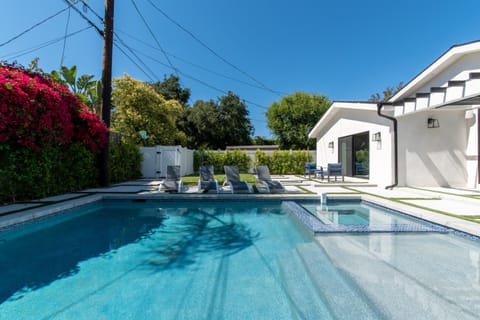 Universal Studios Stellar home with pool and jacuzzi Villa in Toluca Lake