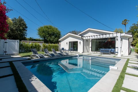 Universal Studios Stellar home with pool and jacuzzi Villa in Toluca Lake