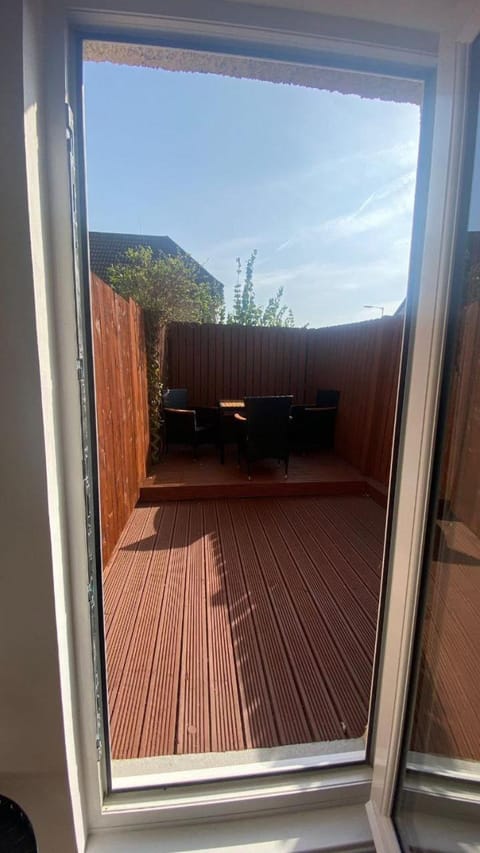 large room with garden area with direct access onto beach Chambre d’hôte in Kirkcaldy