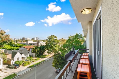 Beverly Hills 2 bed 2 bath Penthouse with Den and Parking 414 Apartment hotel in Beverly Hills